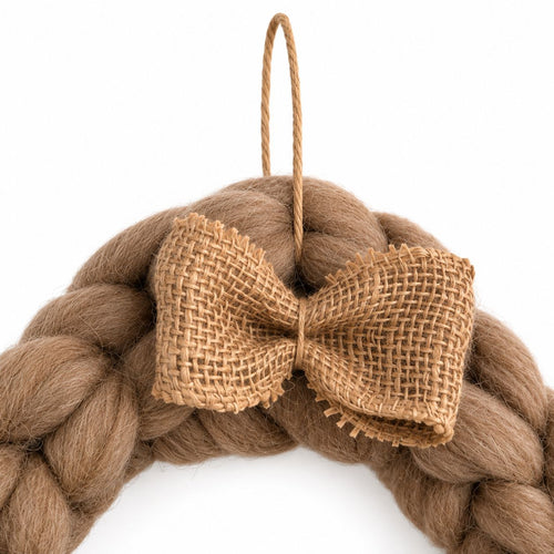 Coroniță decorativă din lână merinos – Bej cu flori de primăvară