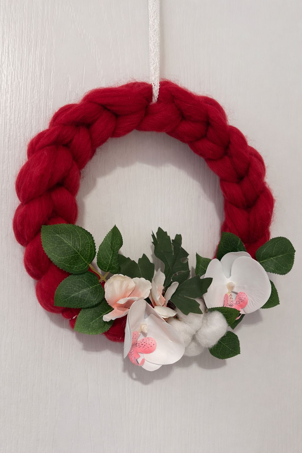 Coroniță decorativă roșie din lână merinos cu flori de primăvară